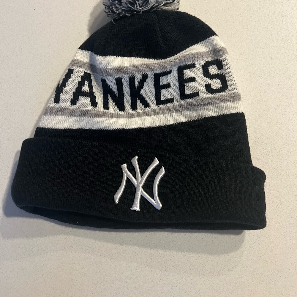Lids Black and White Yankees Beanie